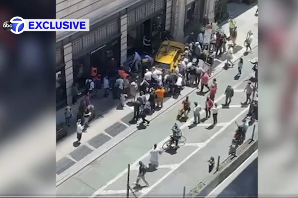 New York: sebuah taksi menabrak kerumunan – tiga terluka parah
