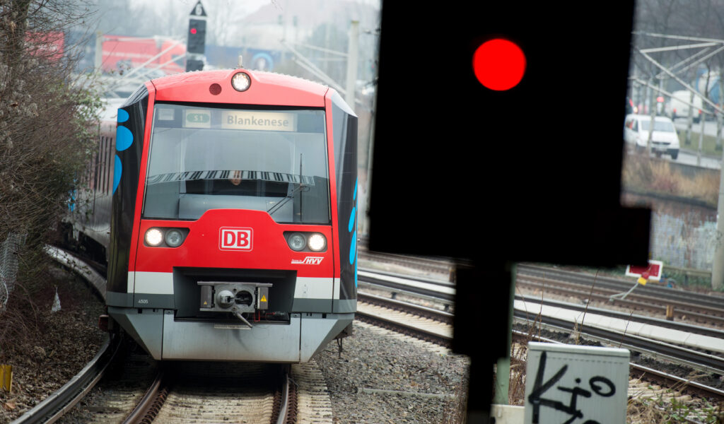Eine S-Bahn der Linie S1 fährt am 02.02.2017 in Hamburg in den Bahnhof Berliner Tor ein.