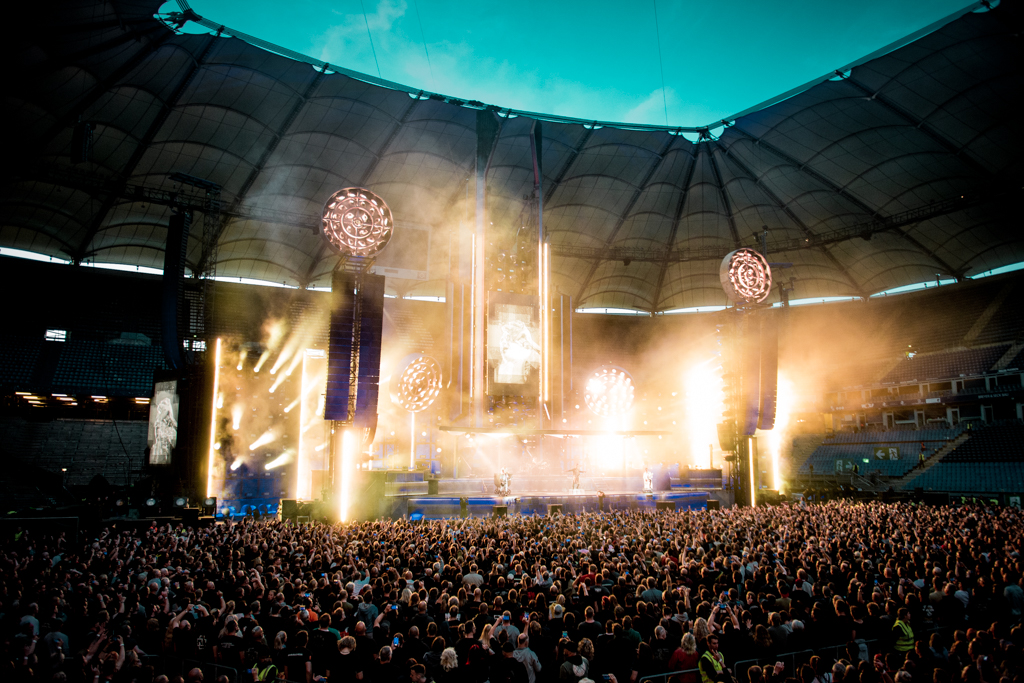 Blick auf eine leuchtende Bühne im Volksparkstadion
