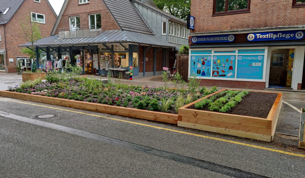 Statt Autos gab es auf den Parkplätzen in Volksdorf für zwei Monate Blumenbeete.