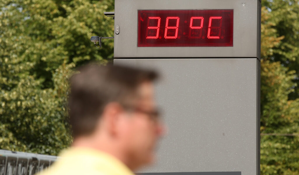 Am S-Bahn-Eingang Jungfernstieg zeigt am Nachmittag bei Sonnenschein eine digitale Temperaturanzeige 38 Grad Celsius an.