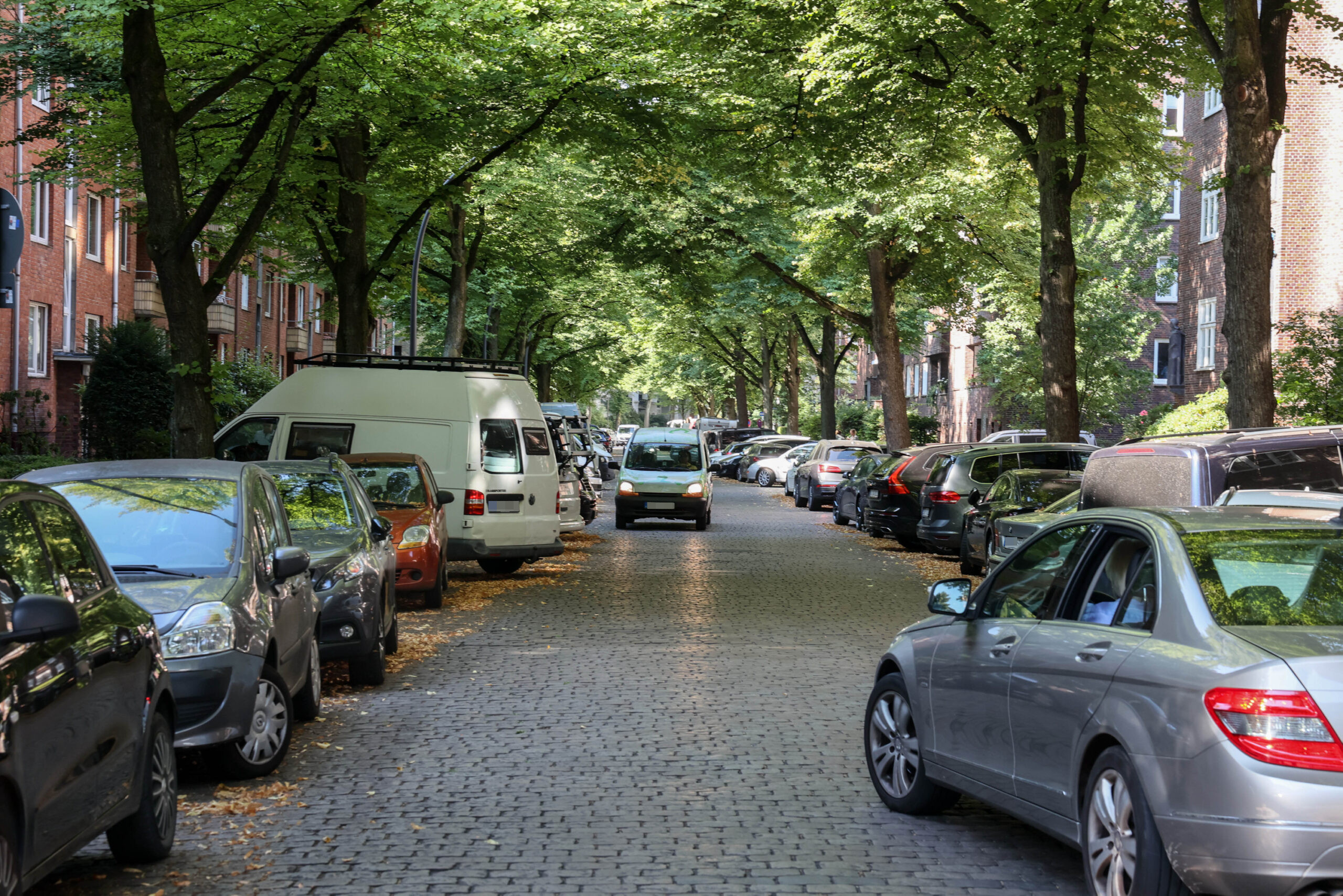 Das Bild in der Husumer Straße ist vor allem von parkenden Autos geprägt.