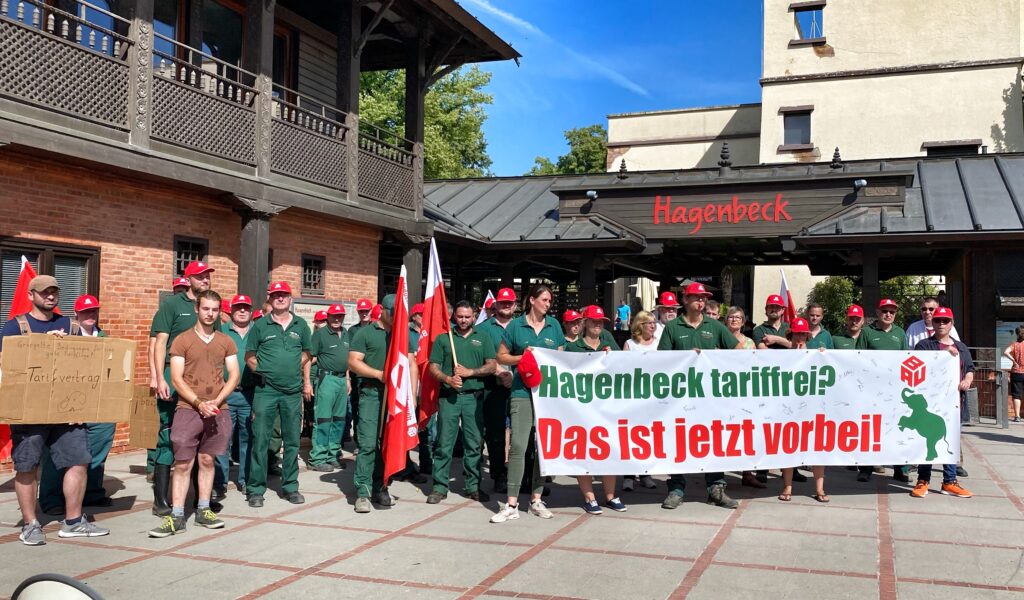 Zoff bei Hagenbeck: Seit bald zwei Jahren wird im Tierpark gestritten. Zuletzt bei einer Demo im Sommer, auf der die Mitarbeiter für einen Tarifvertrag kämpften.