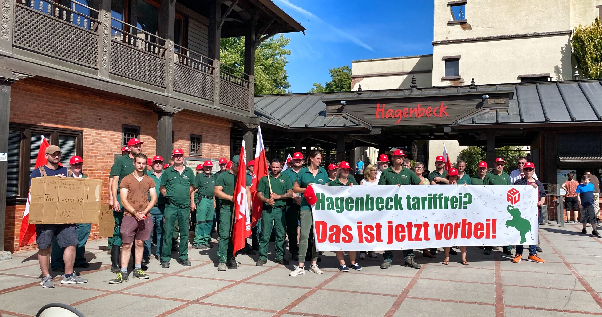 Zoff bei Hagenbeck: Seit bald zwei Jahren wird im Tierpark gestritten. Zuletzt bei einer Demo im Sommer, auf der die Mitarbeiter für einen Tarifvertrag kämpften.