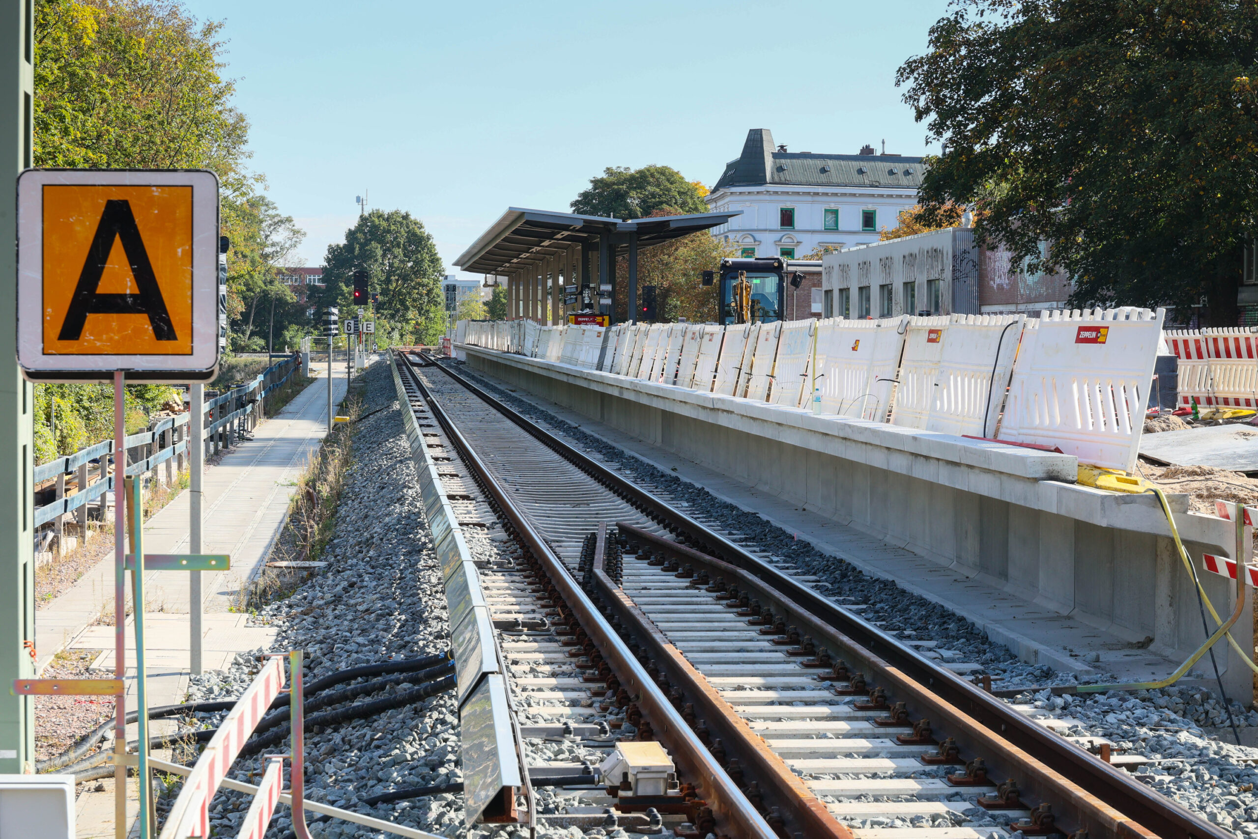 An der neuen S-Bahn-Haltestellen Ottensen ist der neue Bahnsteig bereits sichtbar.