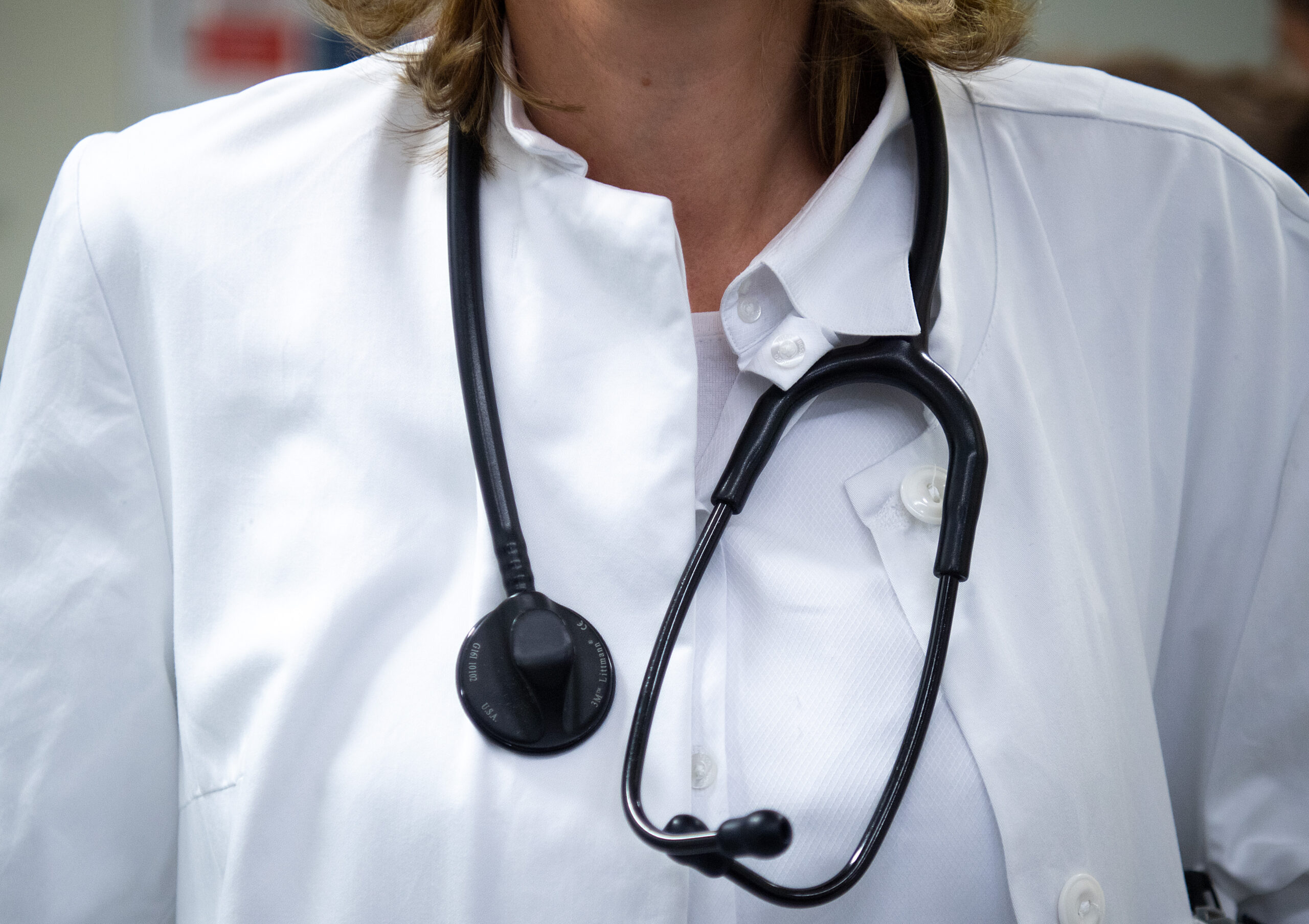 Eine Ärztin trägt in einem Krankenhaus ein Stethoskop um den Hals