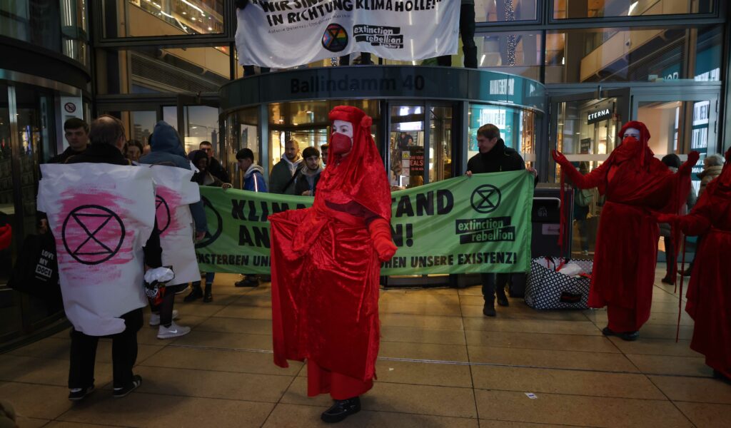 Klimaaktivisten demonstrieren an der Europapassage gegen das Konsumverhalten zum Black Friday.