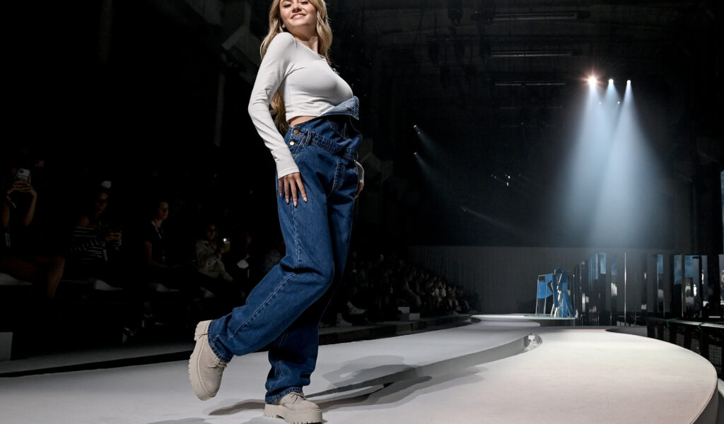 Auch Leni Klum, die Tochter von Top-Model Heidi Klum, fühlt sich in Jeans sichtlich wohl.