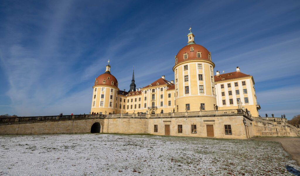 Das Schloss Moritzburg wurde als Drehort für den Klassiker „Drei Haselnüsse für Aschenbrödel“ genutzt.