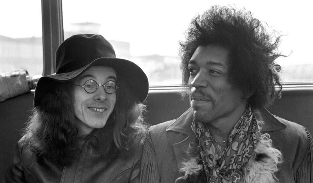 Jimi Hendrix (r.) und der Bassgitarrist Noel Redding nach ihrer Landung in Hamburg im Januar 1969.