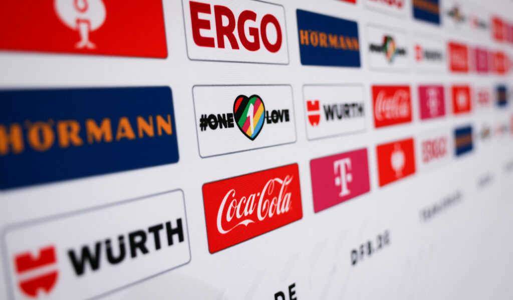Werbetafel des DFB bei der WM 2022