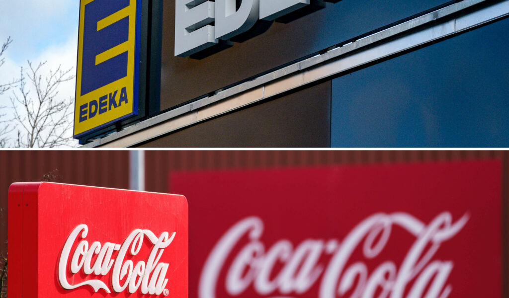 Das Edeka Logo über dem Coca Cola Logo