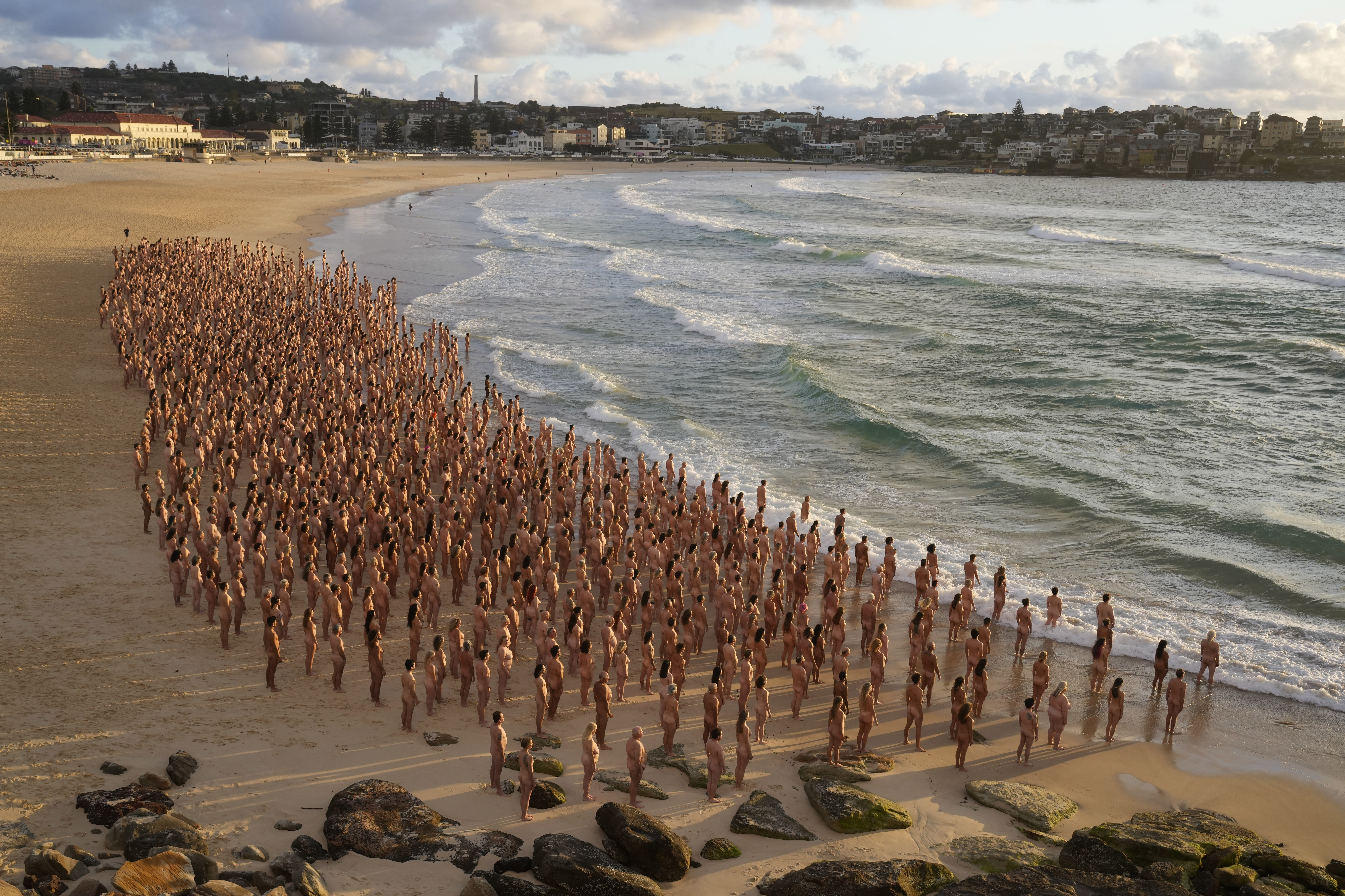 Hunderte von nackten Menschen posieren für den Künstler und Fotografen Spencer Tunick am Bondi Beach.