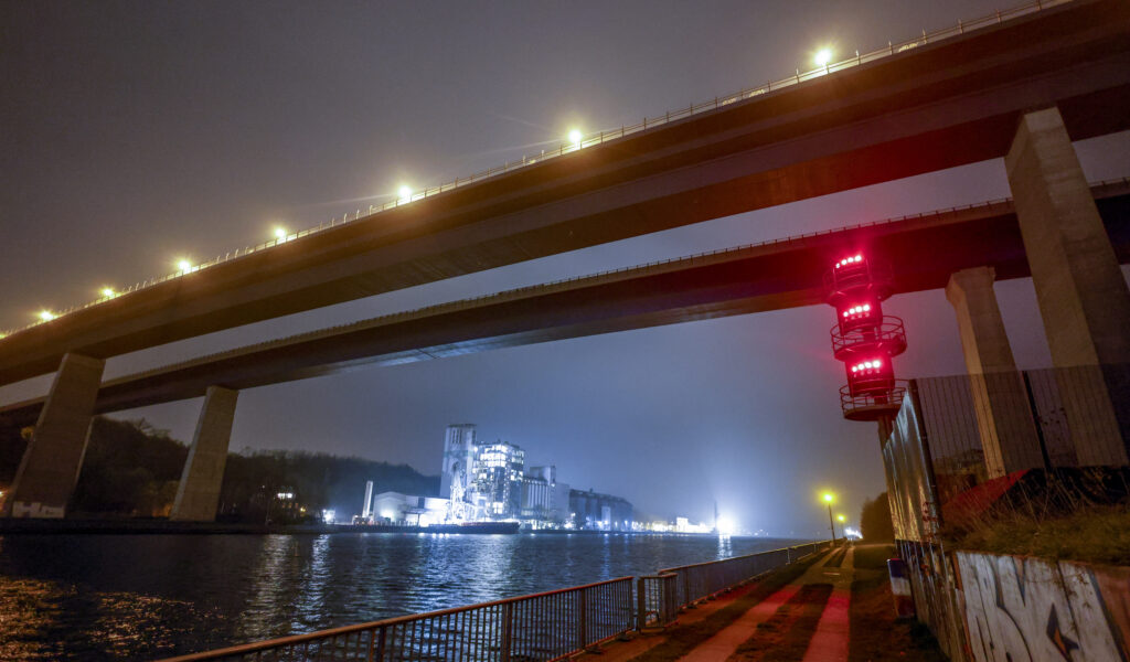 Mit roten Lichtzeichen ist die Hochbrücke in Kiel-Holtenau gesperrt