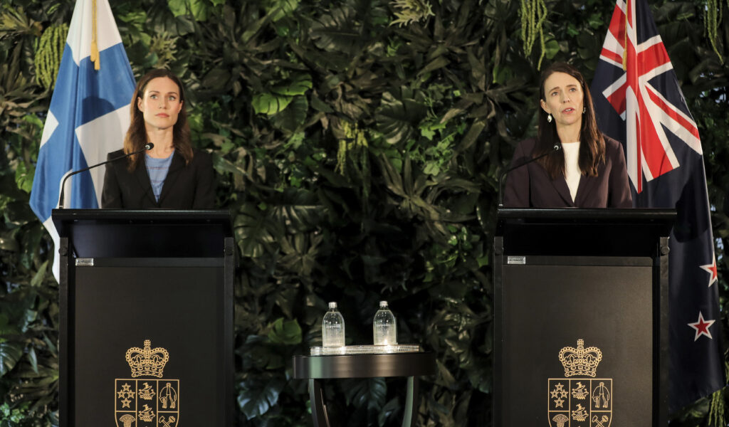 Sanna Marin (l.), Finnlands Ministerpräsidentin, gab in Auckland eine gemeinsame Pressekonferenz mit Jacinda Ardern, Premierministerin von Neuseeland.