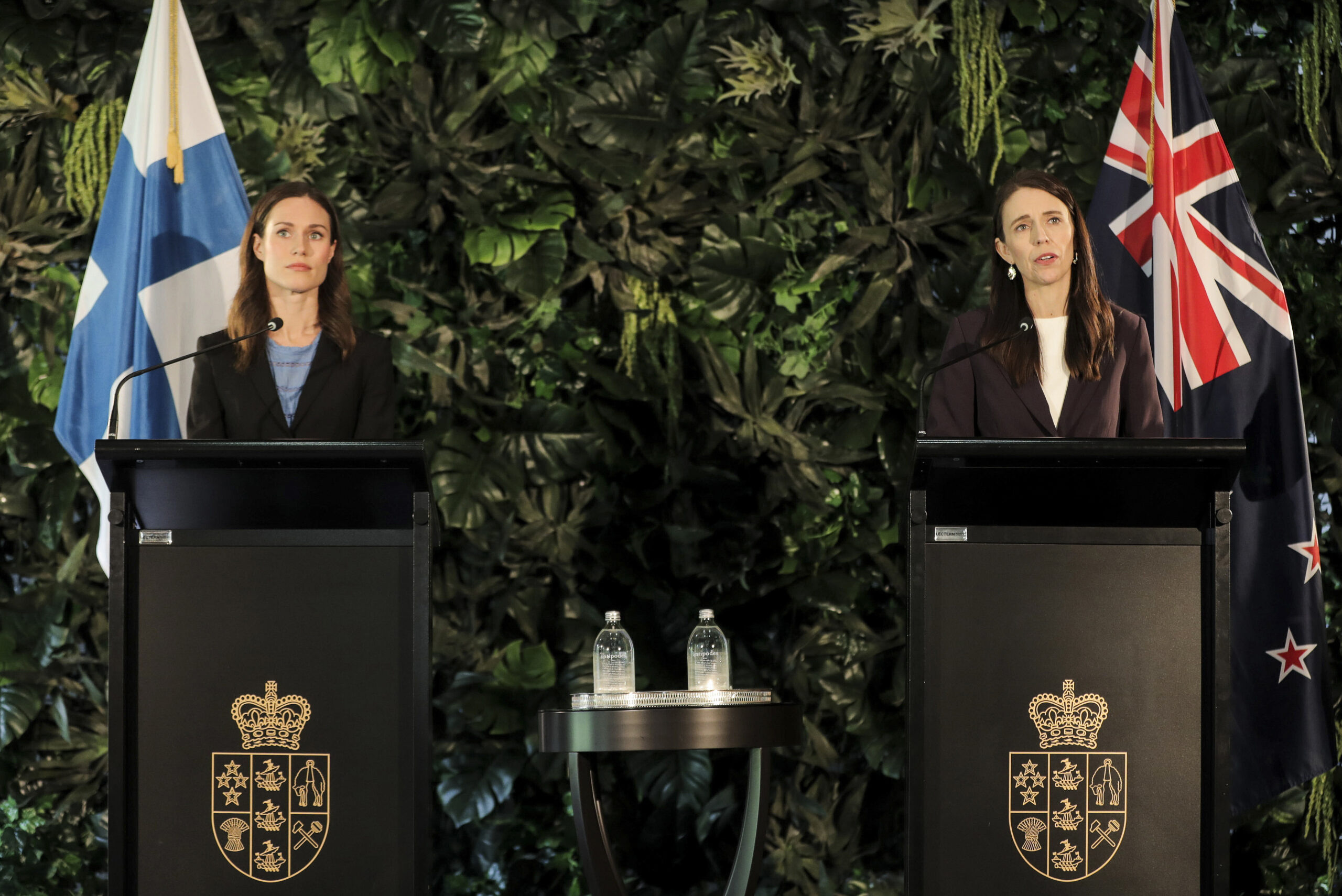 Sanna Marin (l.), Finnlands Ministerpräsidentin, gab in Auckland eine gemeinsame Pressekonferenz mit Jacinda Ardern, Premierministerin von Neuseeland.