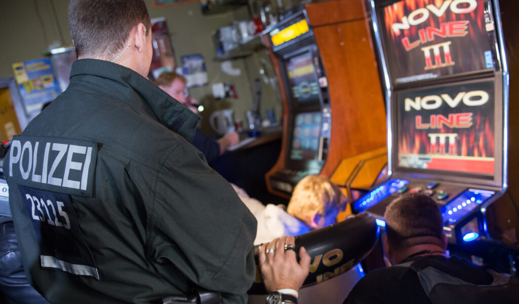 Bei illegalen Glücksspiel – Polizei stellt hohe geldbeträge und scharfe Schusswaffen sicher.