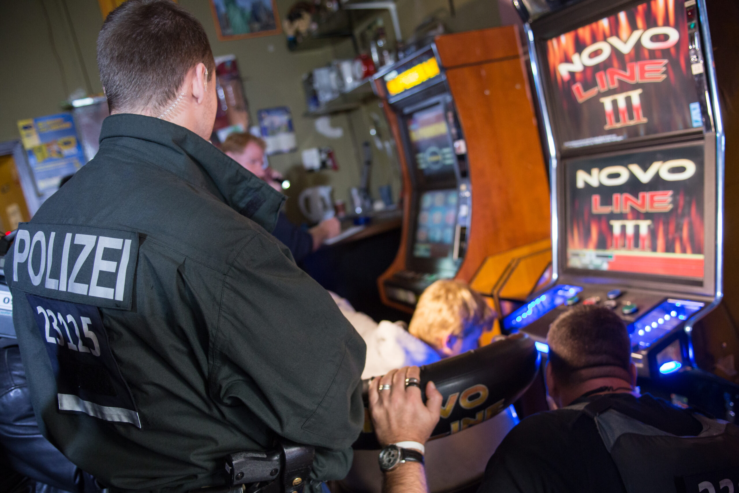 Bei illegalen Glücksspiel – Polizei stellt hohe geldbeträge und scharfe Schusswaffen sicher.