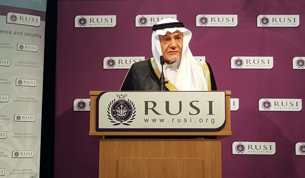 Prinz Abdulaziz bin Turki Al-Faisal bei einer Pressekonferenz.