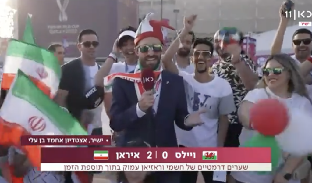 Der israelische Reporter Uri Levy umringt von iranischen Fans