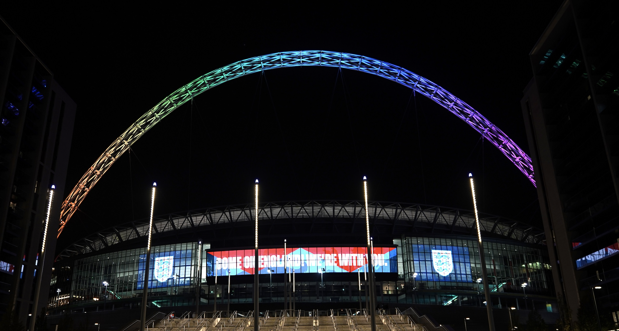 Wembley leuchtet in Regenbogenfarben.