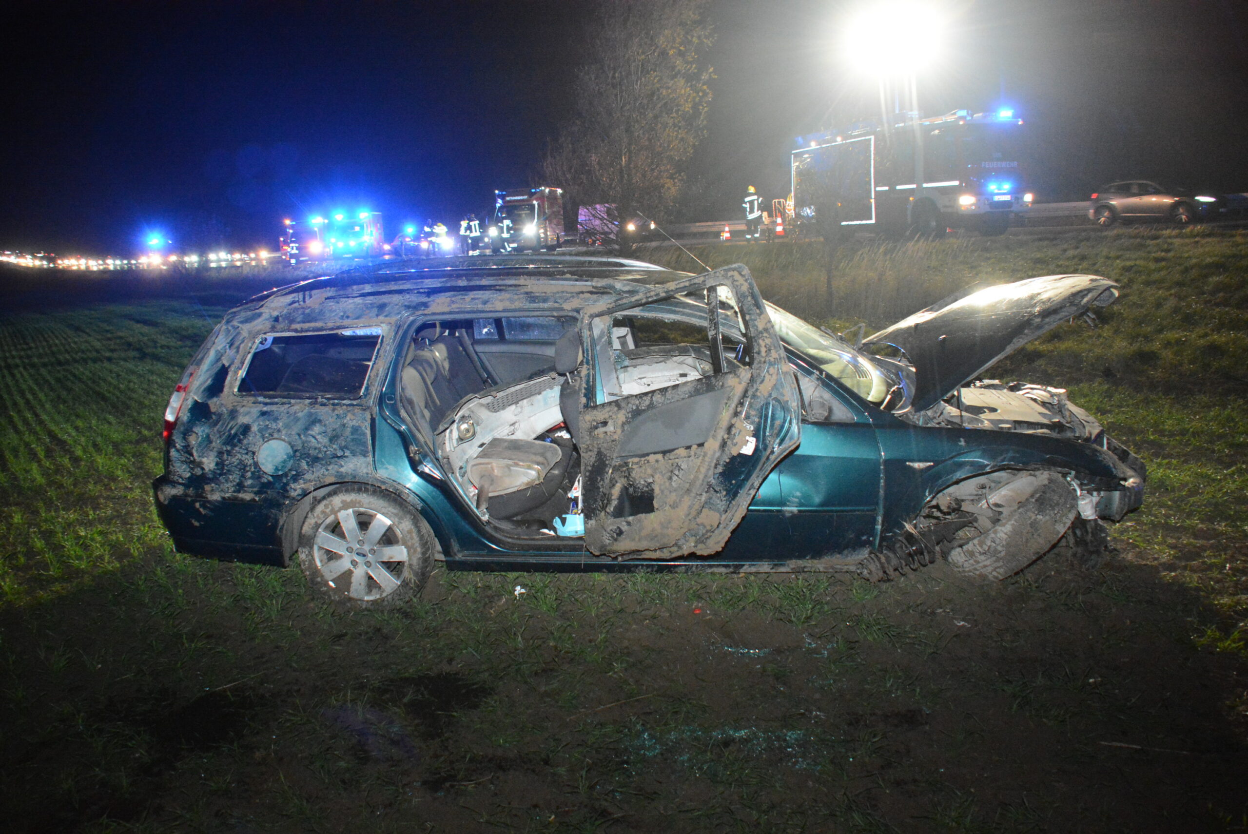 Schwerer Unfall auf Autobahn: Das Auto überschlug sich.v