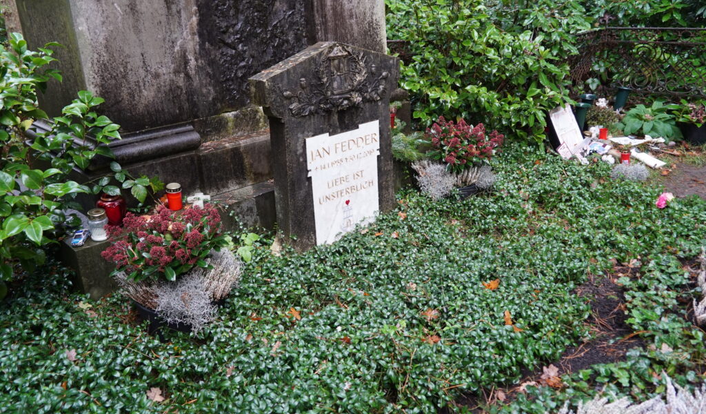 Am Grab von Jan Fedder fehlt ein Plastikpolizist, der dort fest angebracht worden war.