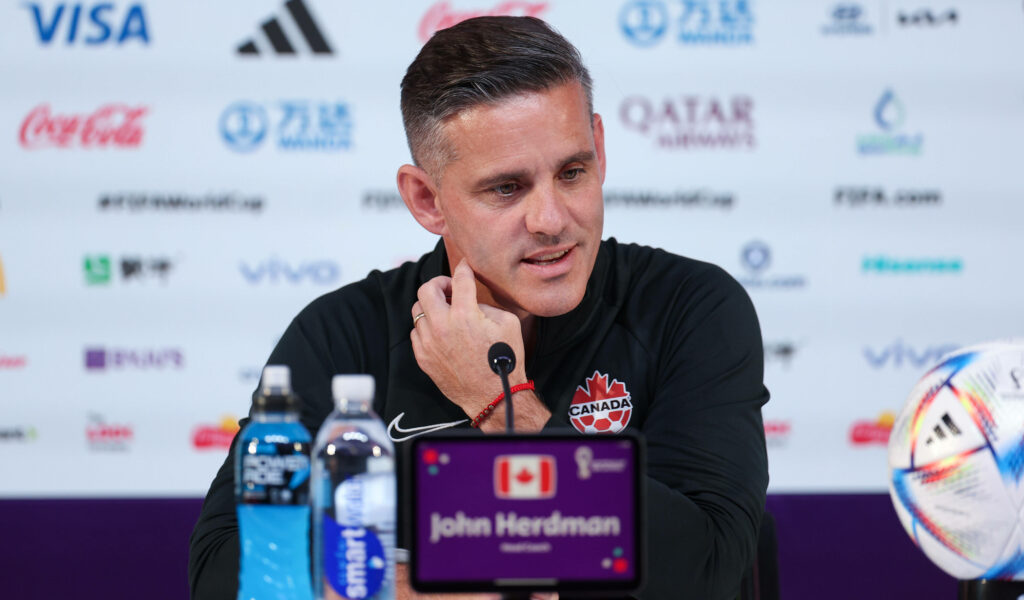 John Herdman bei einer Pressekonferenz der kanadischen Nationalmannschaft