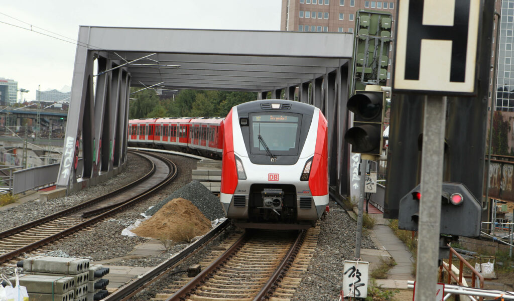 Eine S21 fährt im Bahnhof Berliner Tor ein. (Symbolbild)