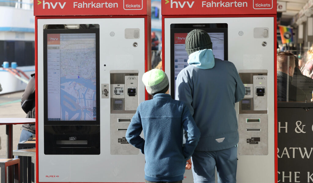 Zwei Personen stehen an einem Fahrkartenautomaten des HVV. (Symbolbild)