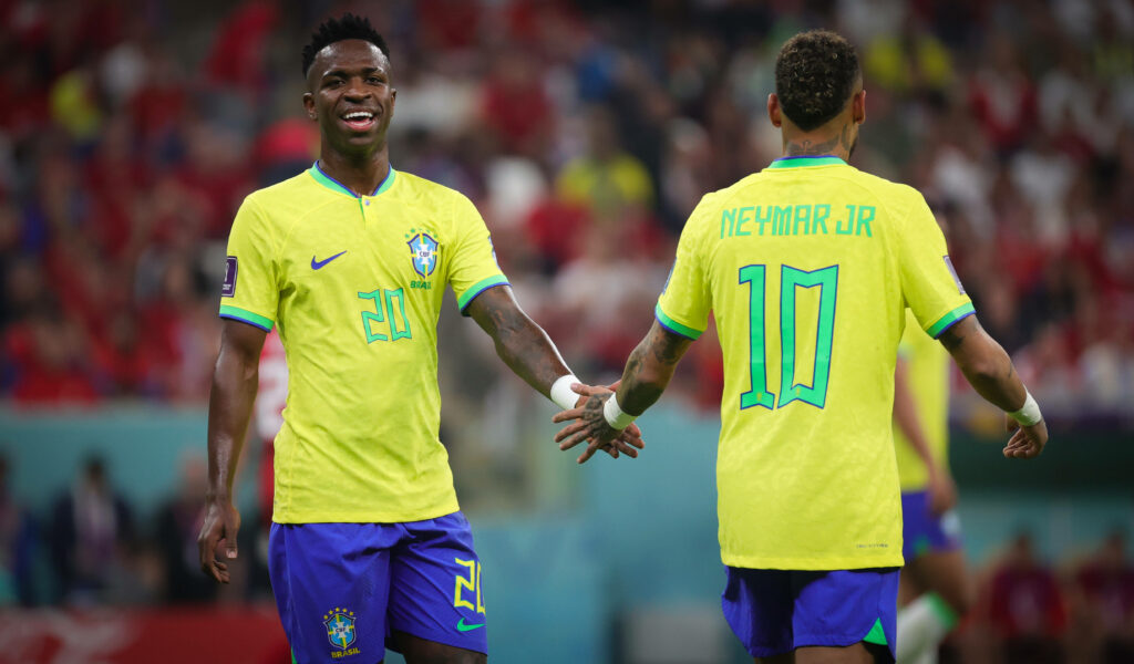 Vinicius Junior (l.) verriet, dass Teamkollege Neymar aktuell erkrankt ist.