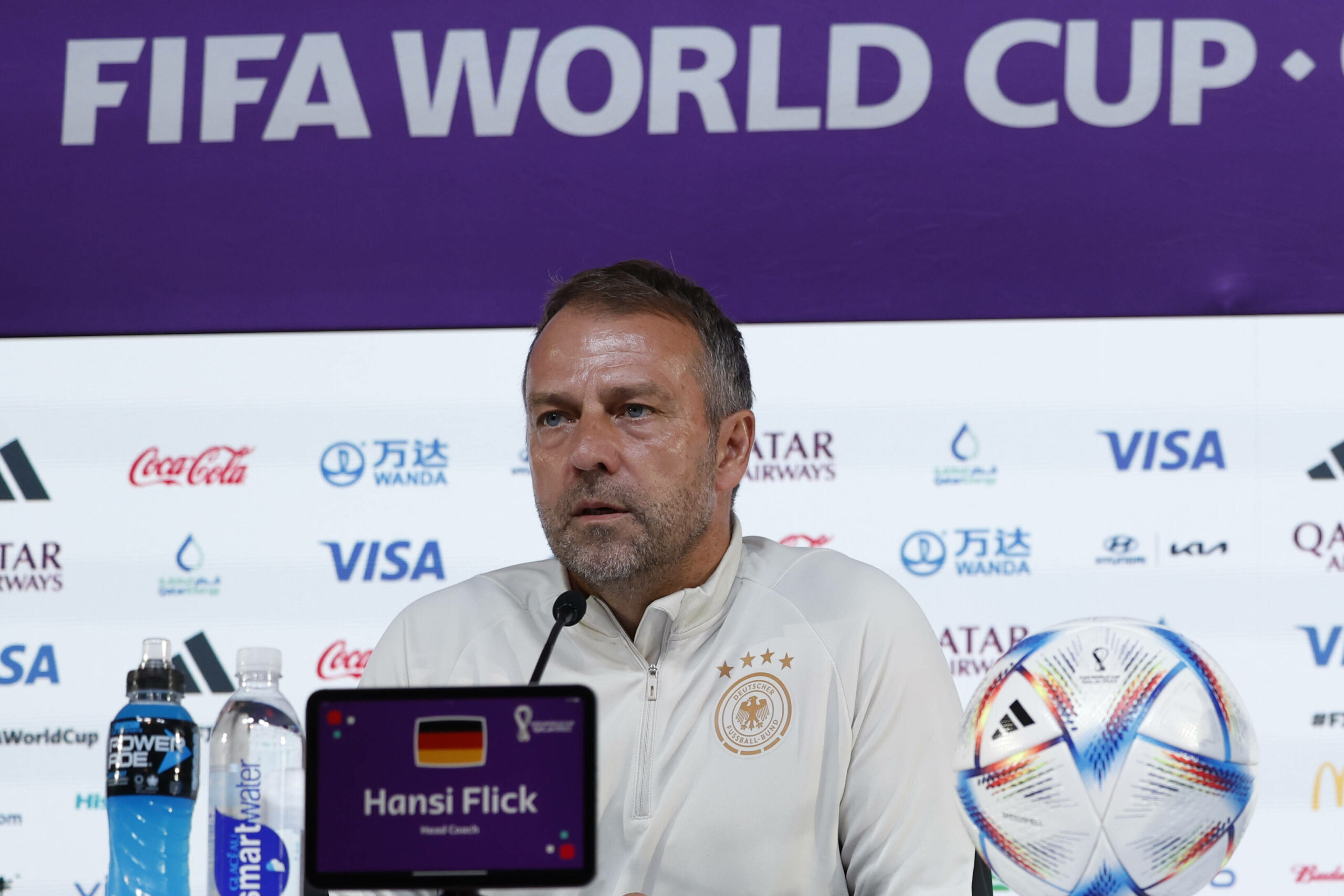 Bundestrainer Hansi Flick erschien vor dem Spanien-Spiel alleine zur obligatorischen Pressekonferenz.