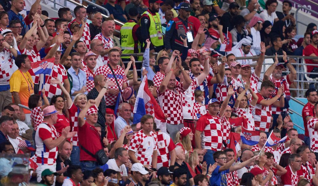 Die kroatischen Fans feuern ihre Mannschaft gegen Kanada an.