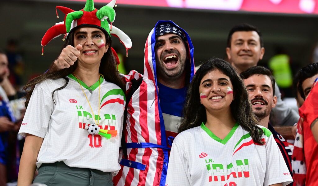 Fans des Iran und der USA feiern miteinander.