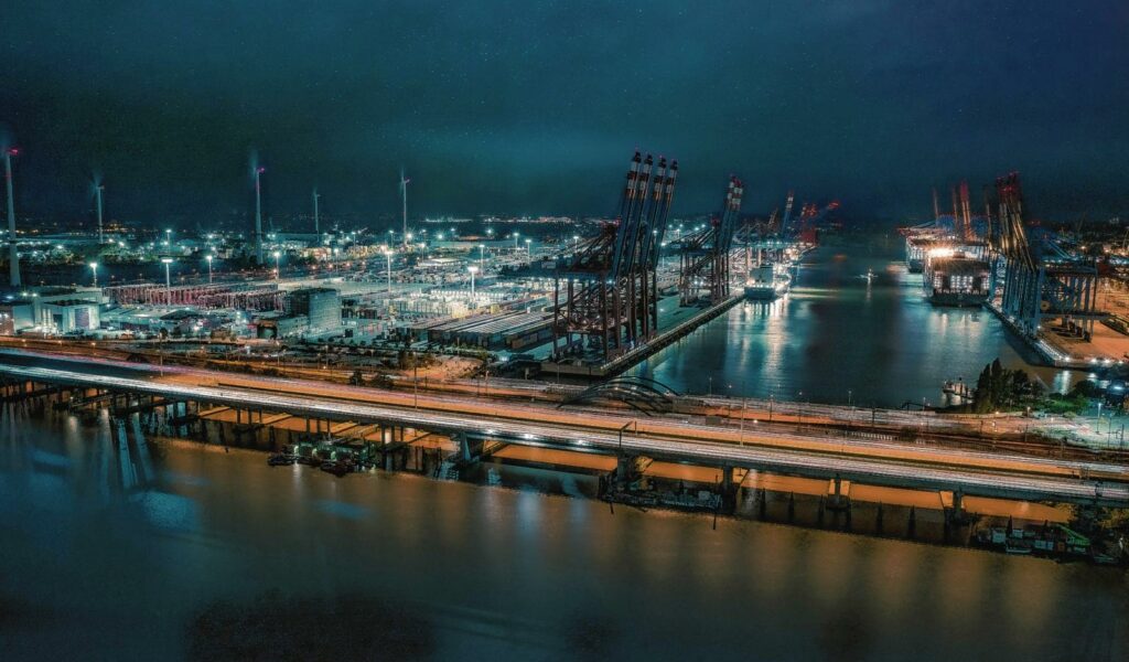 Kategorie Hamburg: Tilman Jäckle hat dieses wunderbare Foto eingereicht. Titel „Langzeit Hafen Hamburg“.