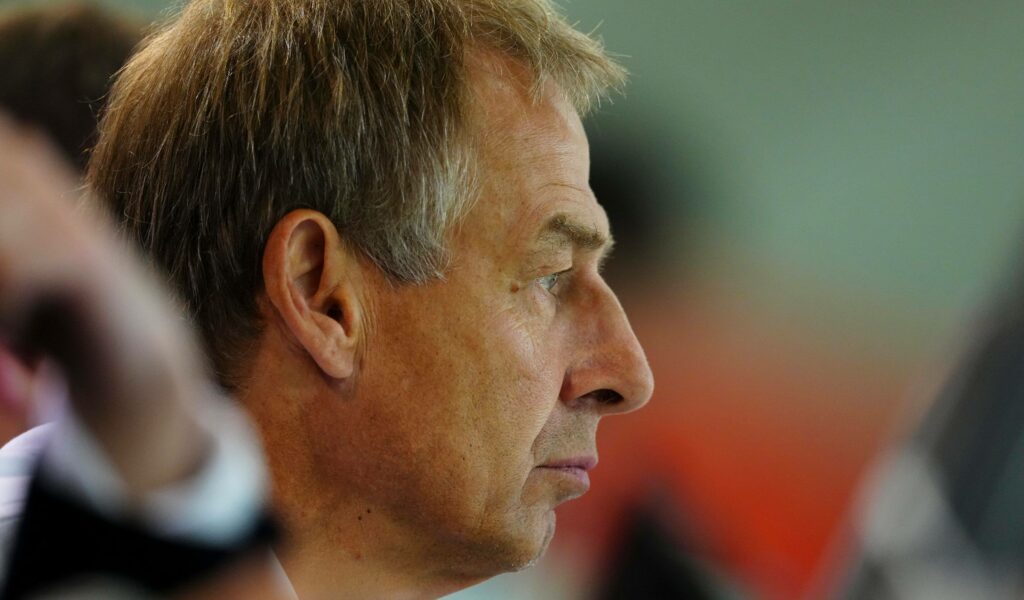 Jürgen Klinsmann schaut sich das Duell zwischen Japan und Deutschland an.