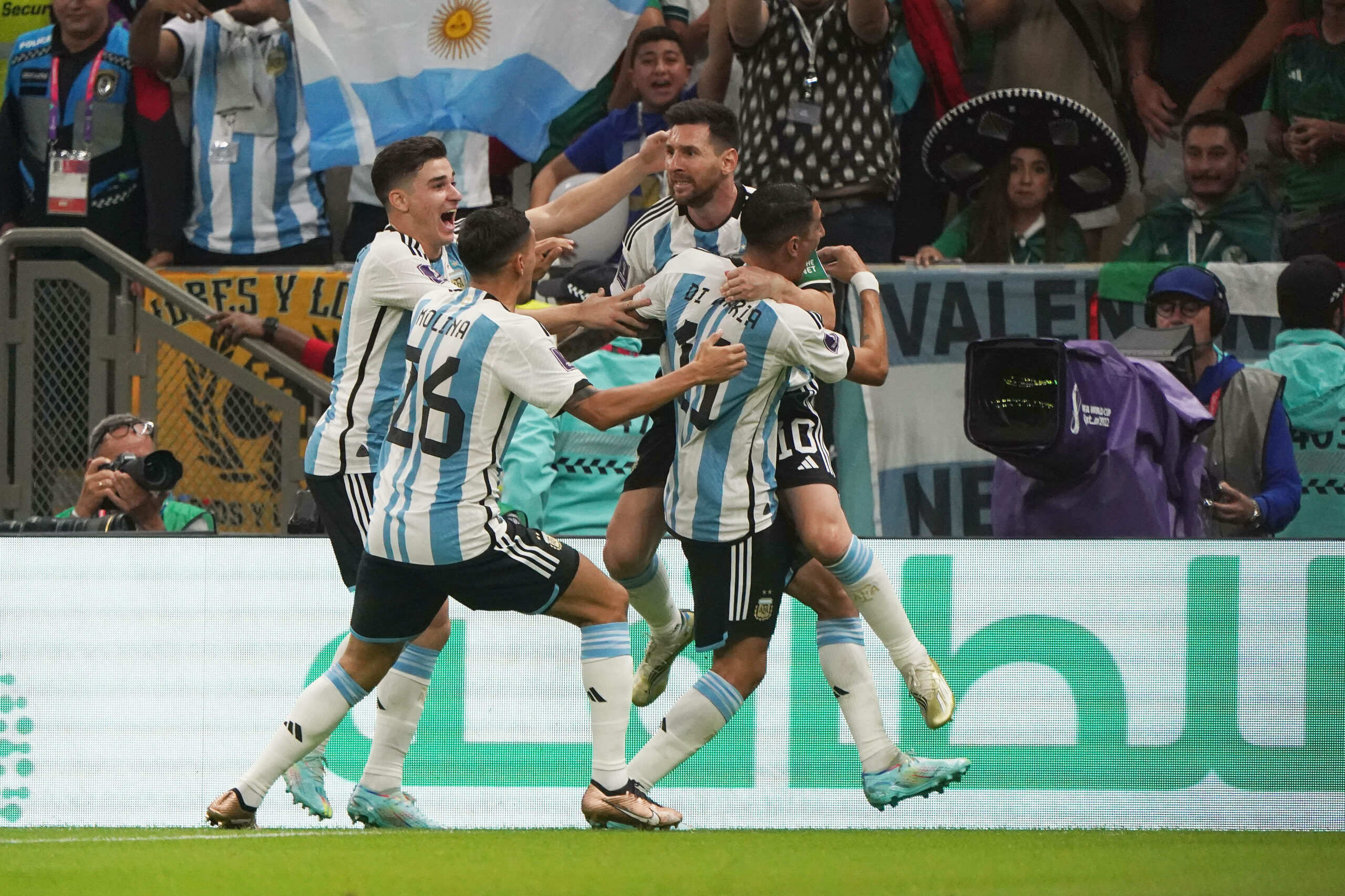 Lionel Messi jubelt mit seinen Teamkollegen über ein Argentinien-Tor.