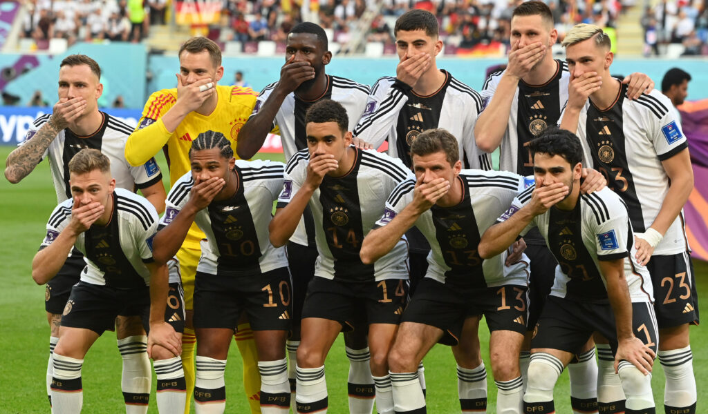 Die DFB-Elf mit der Mund-zu-Geste vor dem Spiel gegen Japan.
