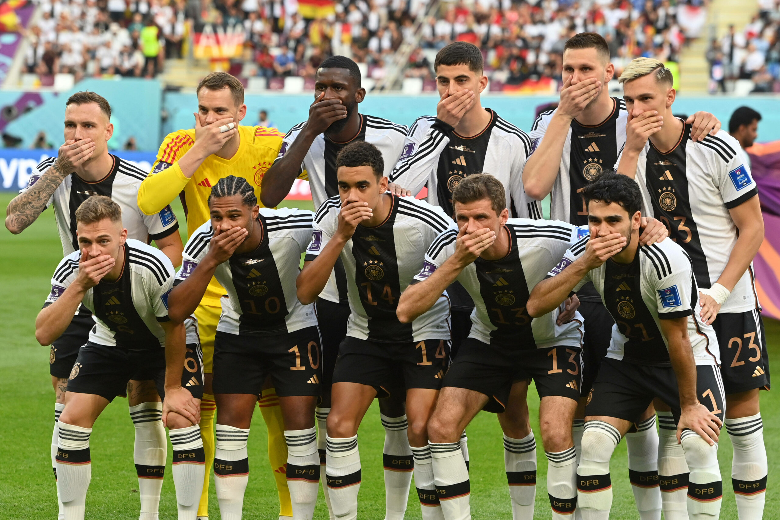 Die DFB-Elf mit der Mund-zu-Geste vor dem Spiel gegen Japan.