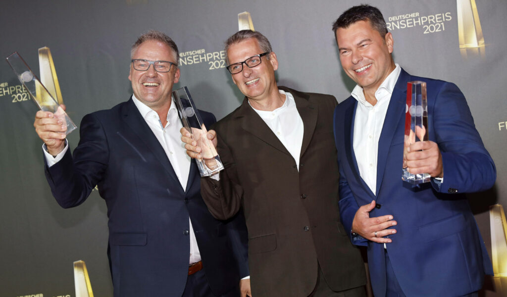 Yorck Polus zusammen mit seinen Kollegen Nils Kaben und Hermann Valkyser beim Deutschen Fernsehpreis.