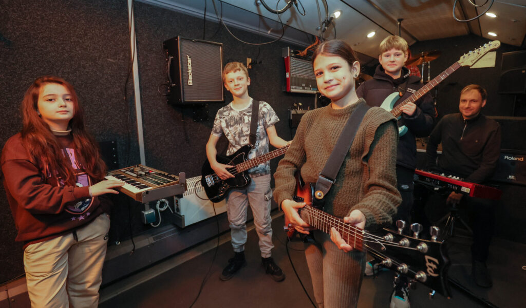 Sea (10), Jayden (12), Ioana (11), Arvid (11) und „Jamliner“-Koordinator Matthias Möller-Titel mit ihren Instrumenten im Proberaum.