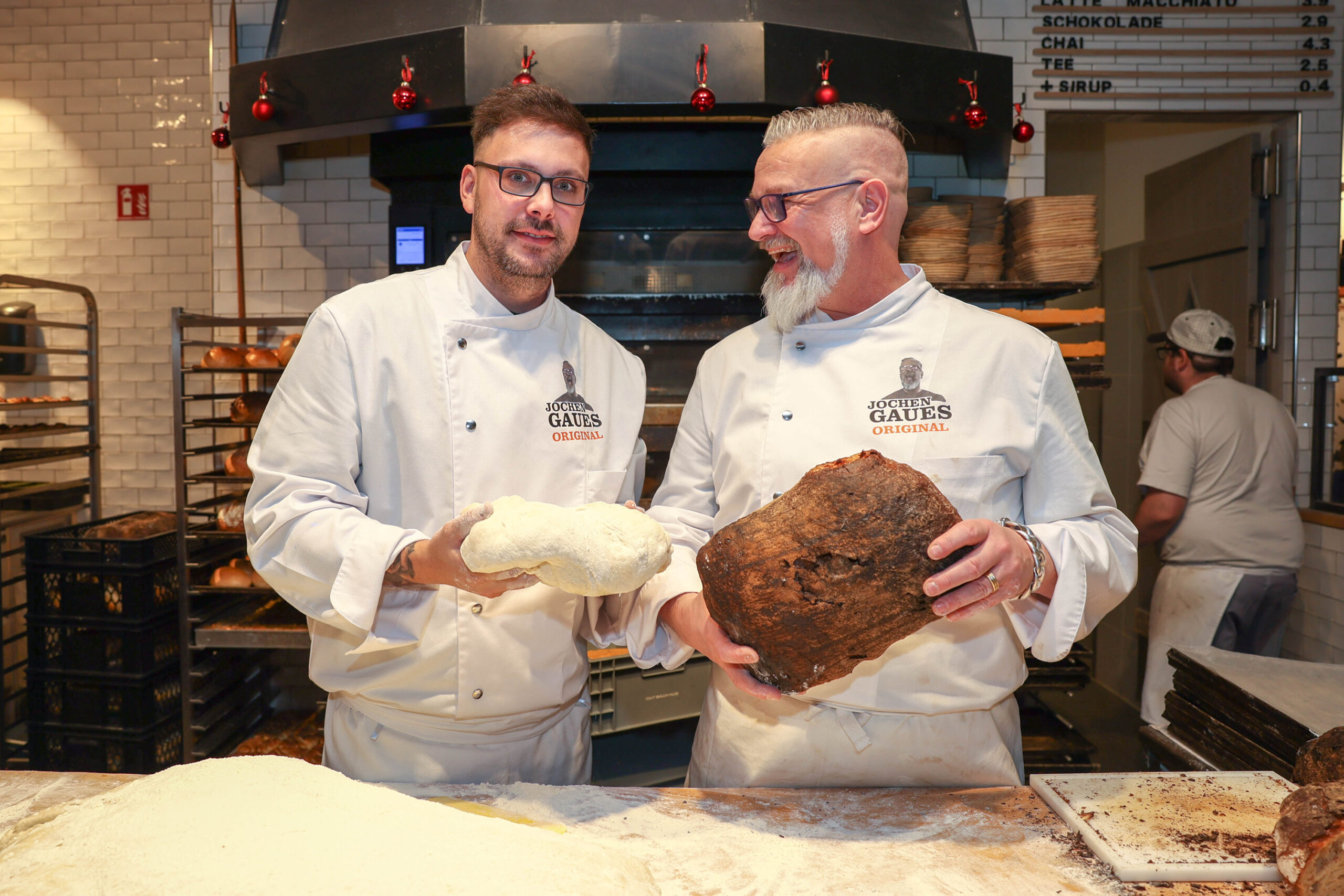 Jochen Gaues (r.) hat der MOPO seinen potenziellen Nachfolger präsentiert: „Er ist ein sensationeller Bäcker“, sagt er.