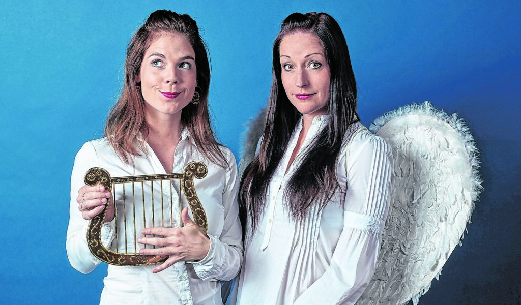 Die beiden Engel –  Katharina Martin und Elisa Pape  – packen „Die Wahrheit über Weihnachten“ aus.