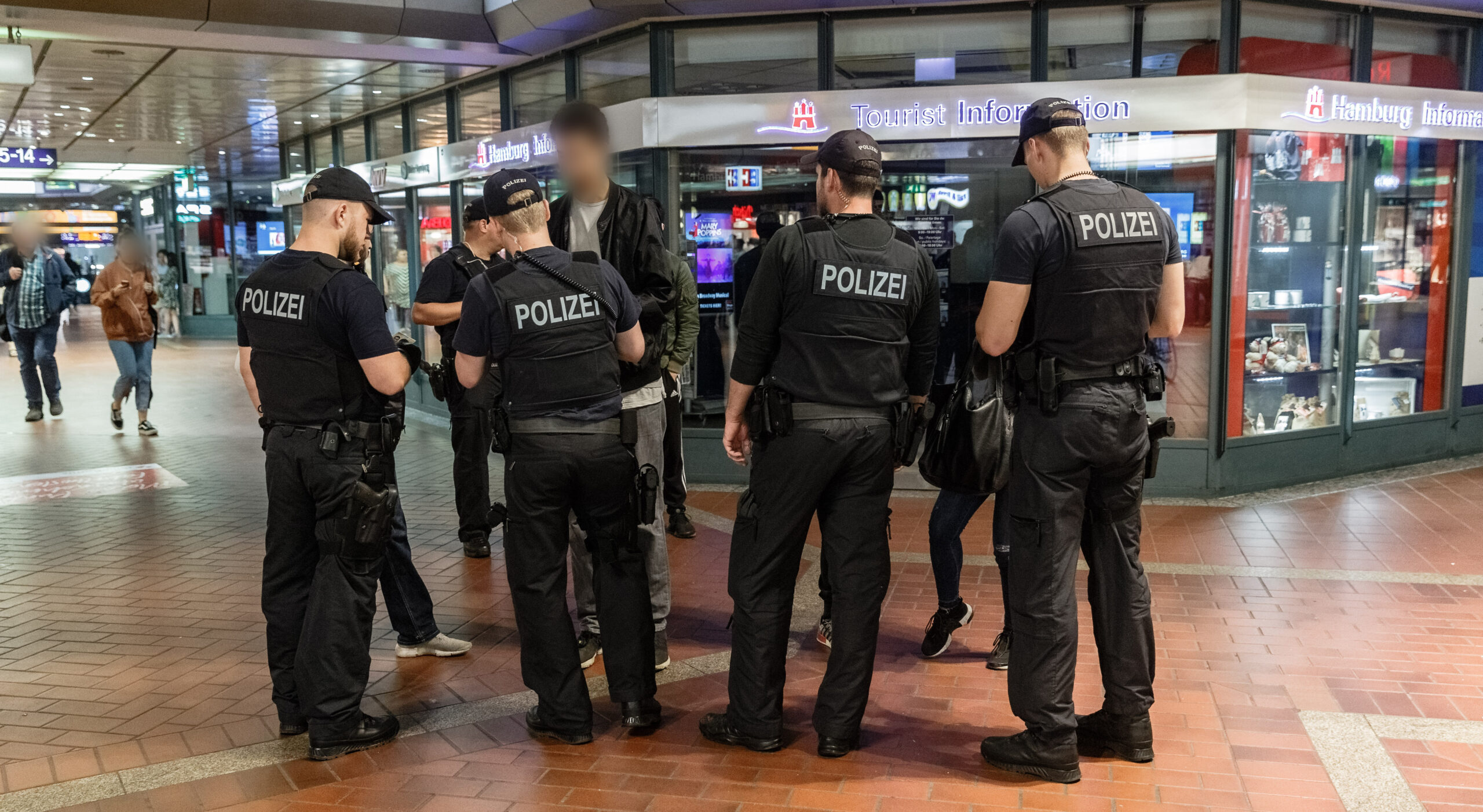 Beamte der Bundespolizei kontrollieren im Hauptbahnhof Passanten