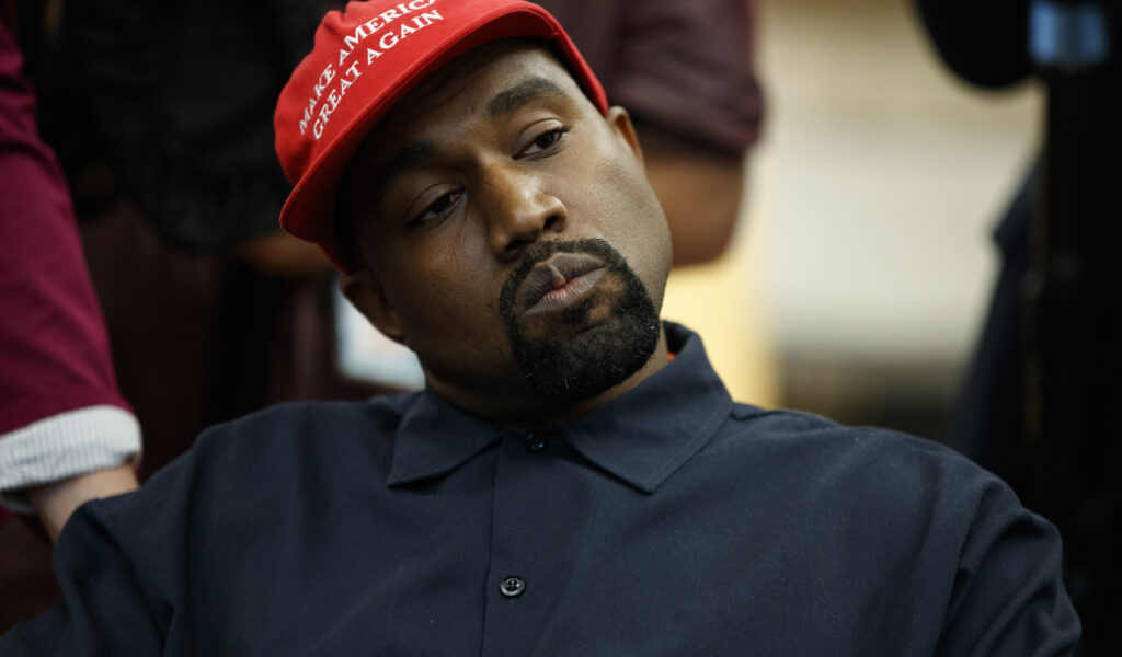 Kanye West mit roter Cap