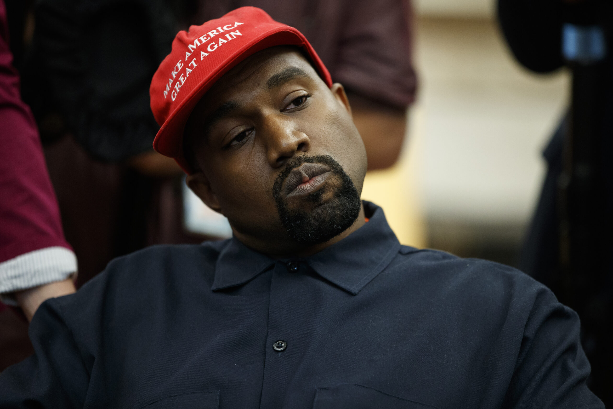 Kanye West mit roter Cap