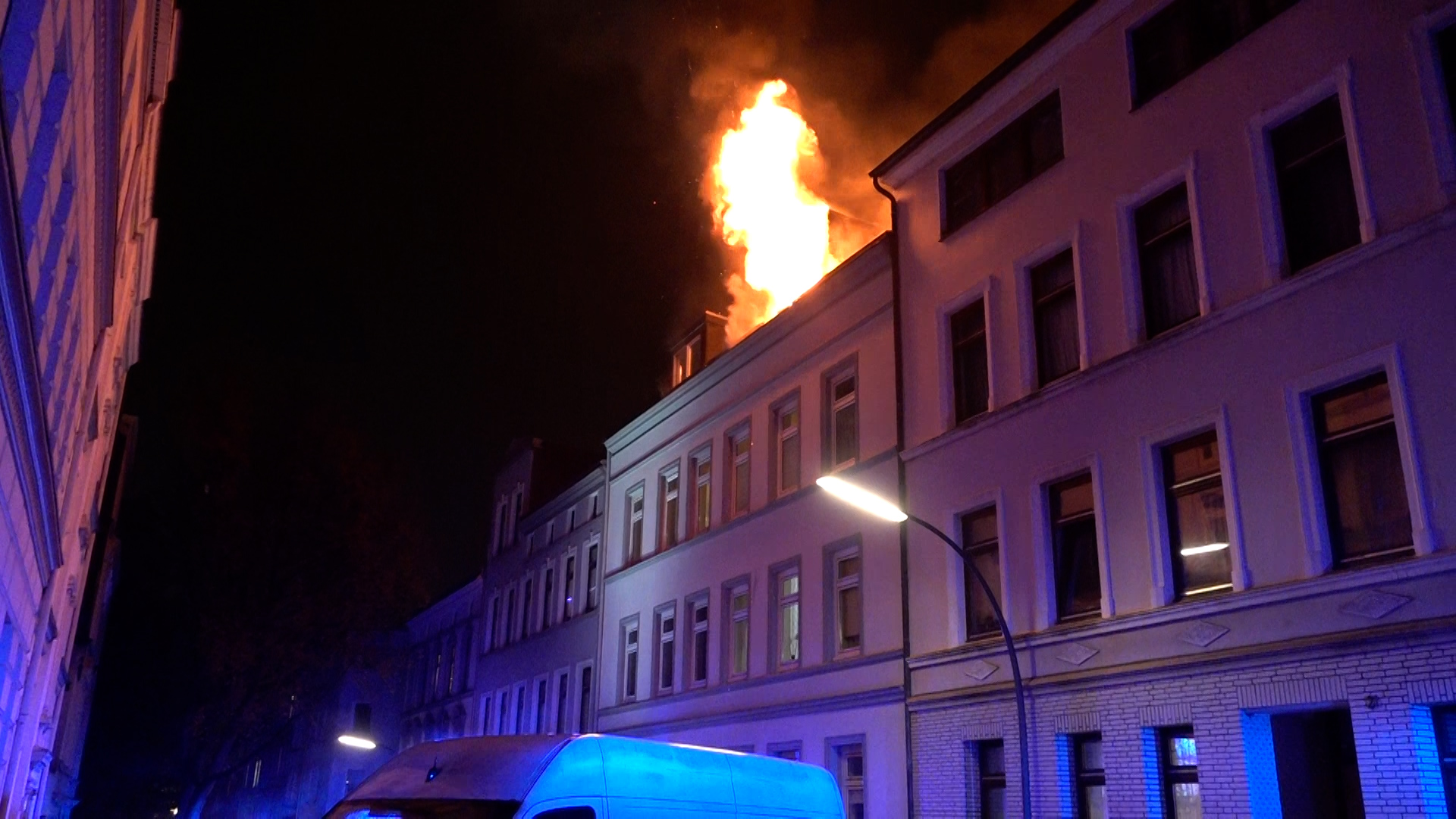Flammen schlagen aus einer Dachgeschosswohnung