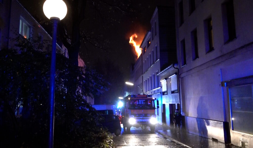 Dachtuhlbrand in Hamburg – Falschparker erschweren Feuerwehr die Anfahrt