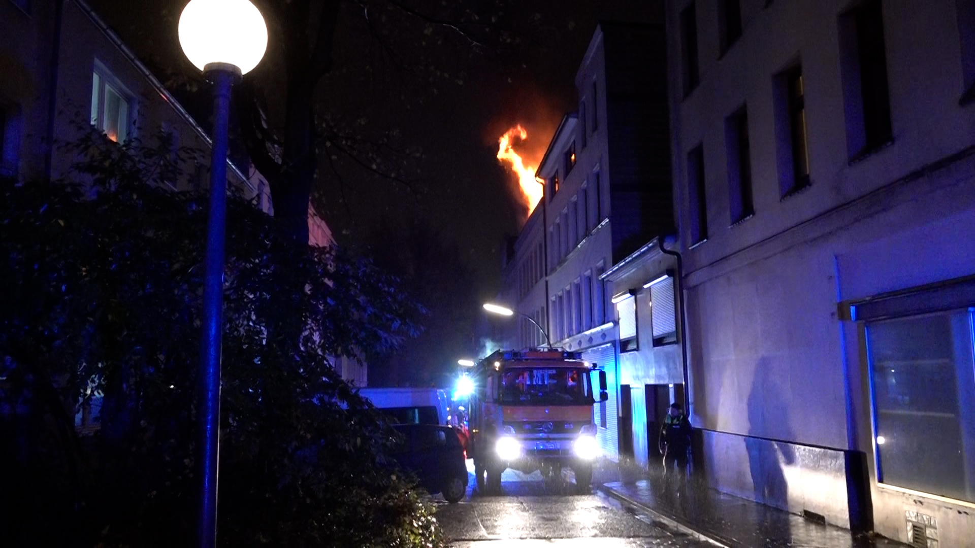 Dachtuhlbrand in Hamburg – Falschparker erschweren Feuerwehr die Anfahrt