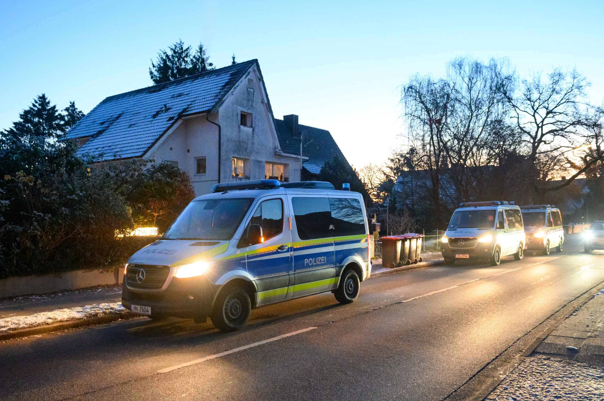 Beamte des Landeskriminalamts haben am Mittwochmorgen in Eidelstedt ein Haus im Zusammenhang mit Diebstählen von Elektro-Rollern und Akkus durchsucht.